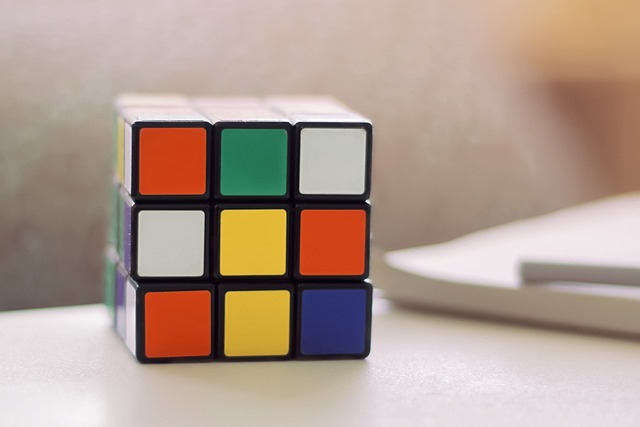 Monivärinen Rubikin kuutio -peli pöydällä.